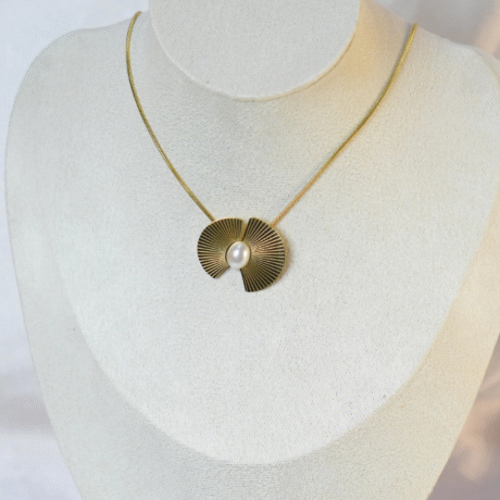 Gold Fan Pearl Necklace